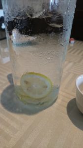 レモン入りの水