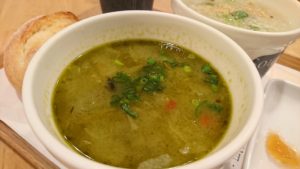 緑の野菜と岩塩のスープ